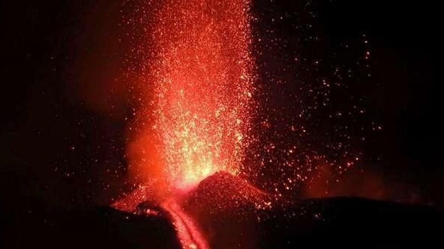 El volcán Etna, durante una de las erupciones de ayer.