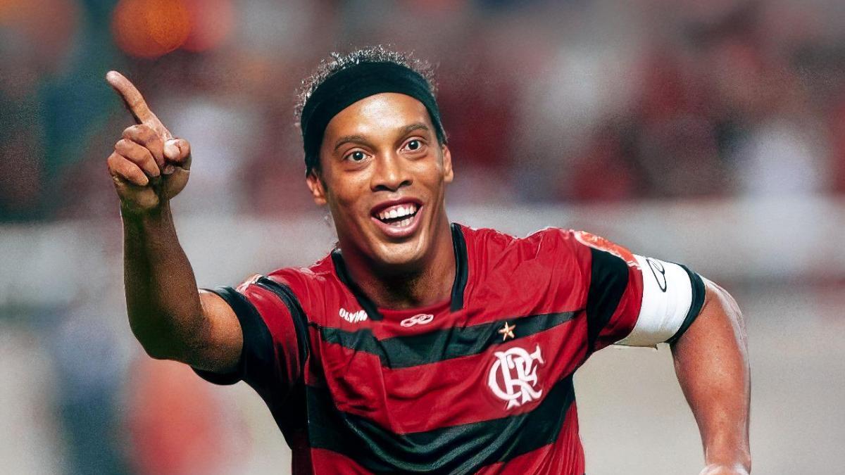 Ronaldinho, celebrando un gol con Flamengo
