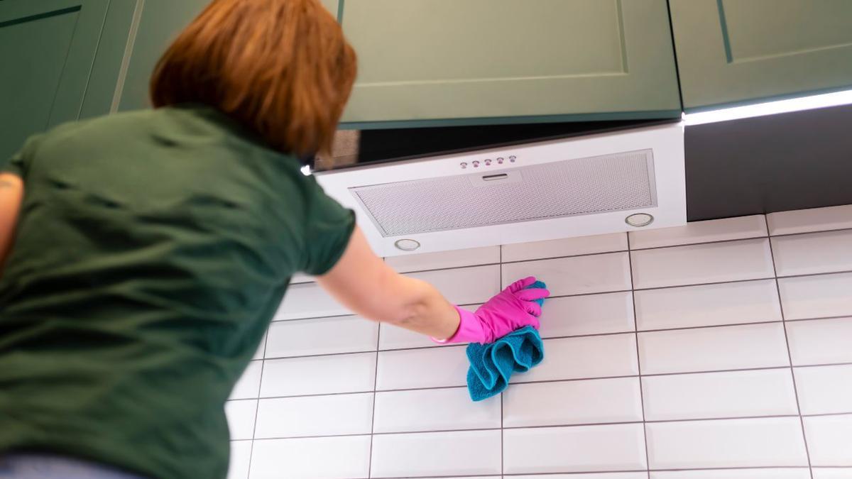 El truco viral de una 'tiktoker' para dejar los azulejos de la cocina y el  baño relucientes