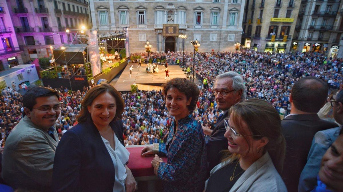 La pregonera Marina Garcés  en el balcón del ayuntamiento junto a las autoridades.