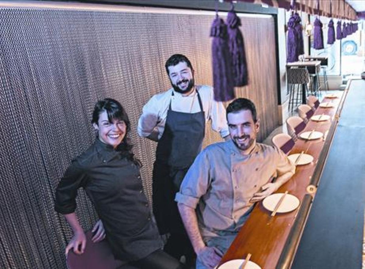 Rakel Blasco, Pato Zucarini y Marc Santamaria (derecha), en la barra a la entrada de Final Feliç.