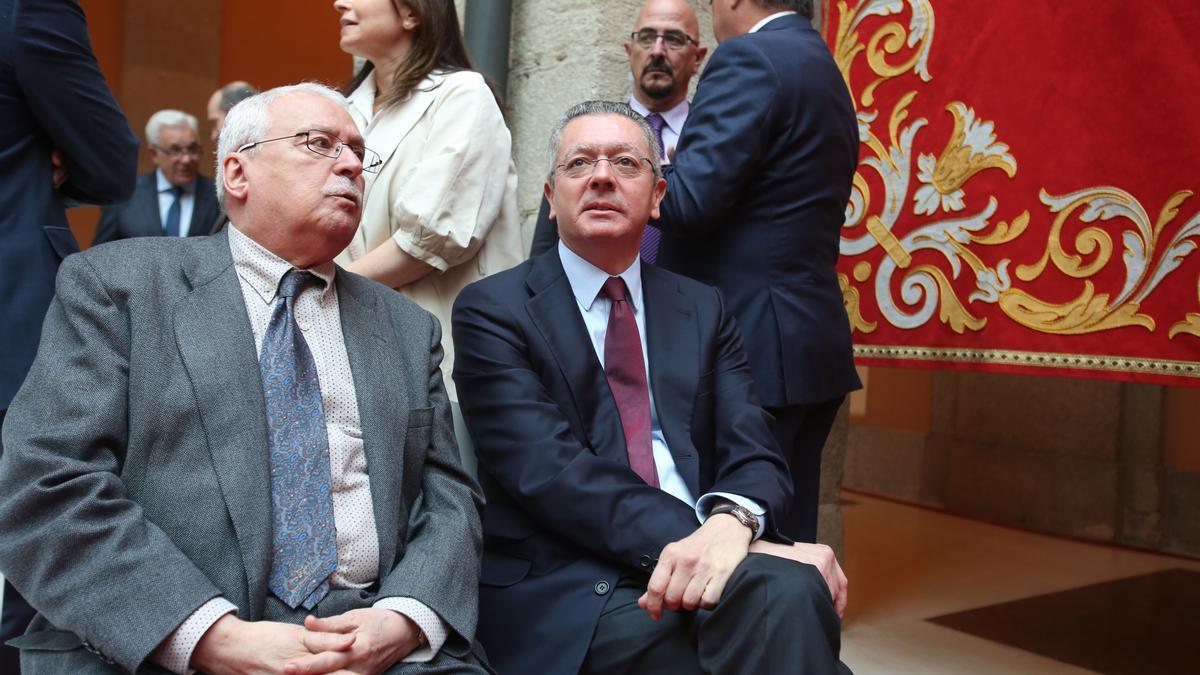 Joaquín Leguina junto a Alberto Ruiz Gallardón en una imagen de archivo en la Puerta del Sol.