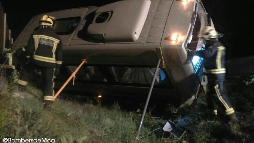 Herido leve el chófer de un minibús tras ser embestido por un coche