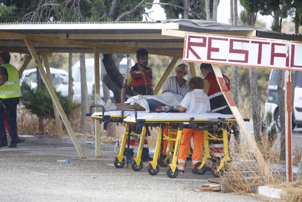 Bomberos del Consorcio han acudido para excarcelar a personas atrapadas en los vehículos.