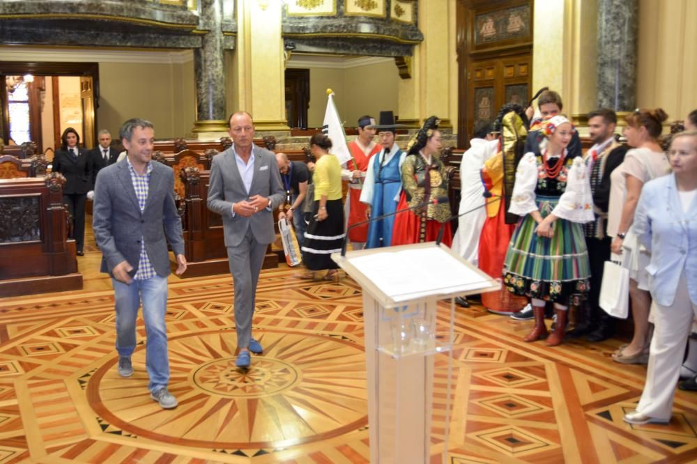 El alcalde recibe en María Pita a representantes de las agrupaciones que participan en el Festival Internacional de Folclore Cidade da Coruña.