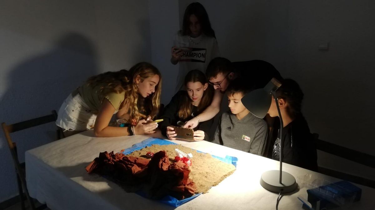 Jóvenes con dislexia participan en un taller de fotografía organizado por &quot;Trenca-dis&quot;.