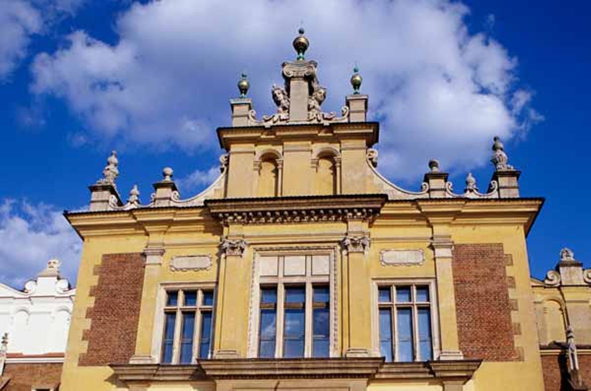 Fachada de la Real Fábrica de Telares de Cracovia en la Rynek Glówny o Plaza del Mercado. Fachada de la Real Fábrica de Telares de Cracovia en la Rynek Glówny o Plaza del Mercado.