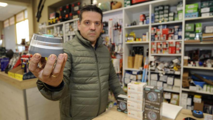 Luis González, en la Ferretería Cerne, en Lalín. | Bernabé/Javier Lalín