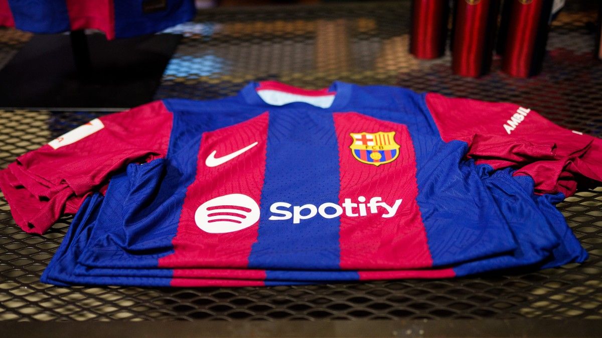 FC Barcelona | Todas las marcas que ha vestido el FC Barcelona en los  últimos 40 años