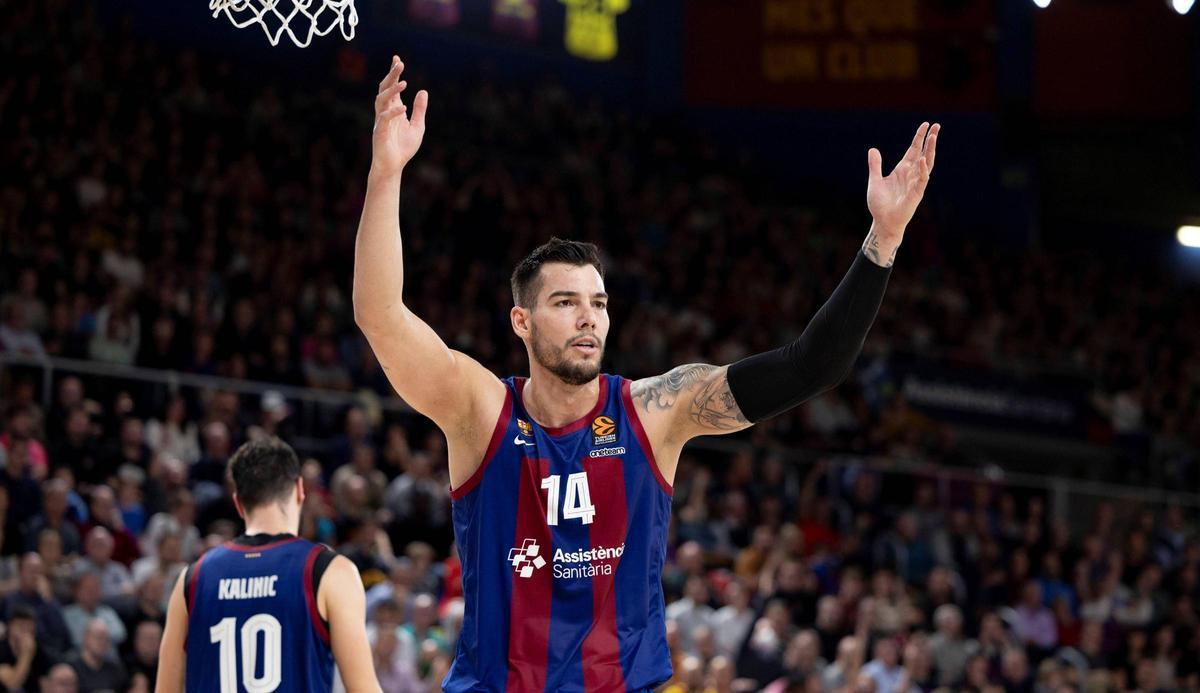 Willy se queja a los colegiados en una acción del encuentro ante el Madrid