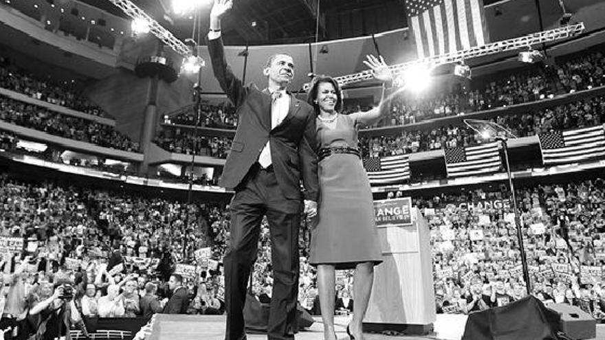 Barack Obama y su esposa, Michelle, saludan a sus seguidores en St. Paul (Minnesota), tras proclamar su candidatura. / JASON REED