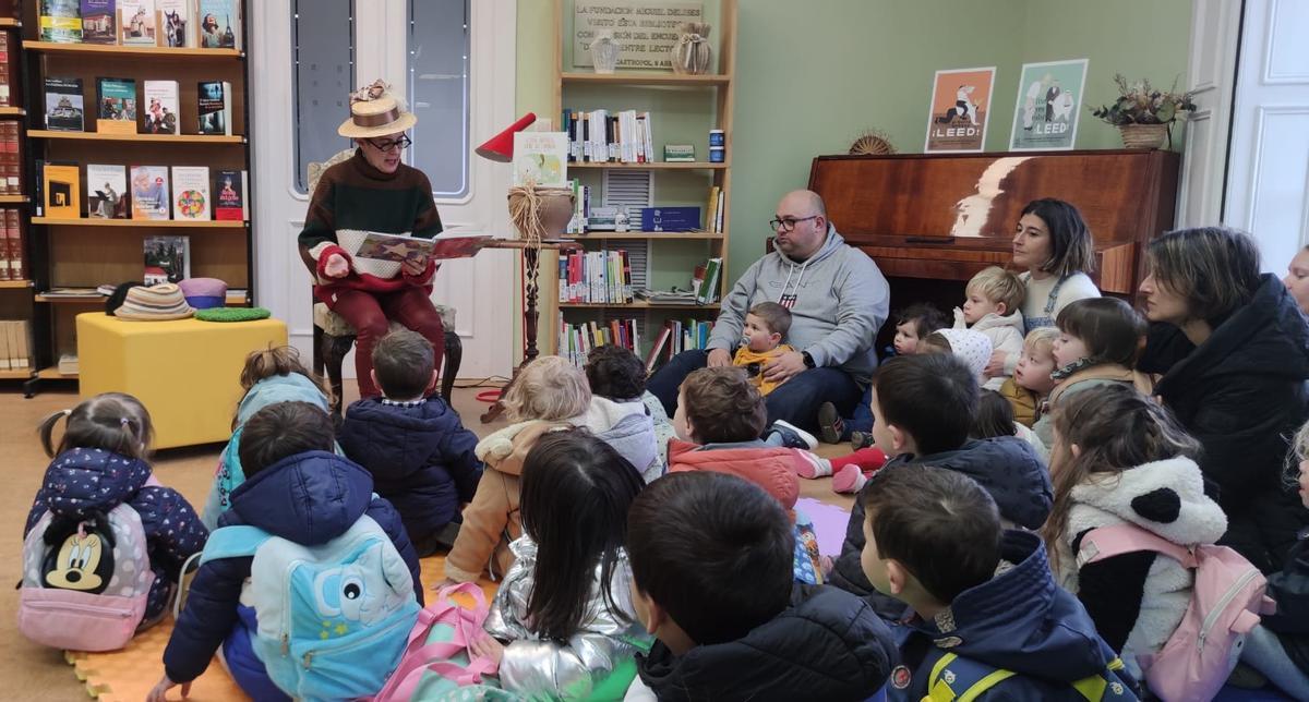Manuela Busto en una actividad para ni&ntilde;os.