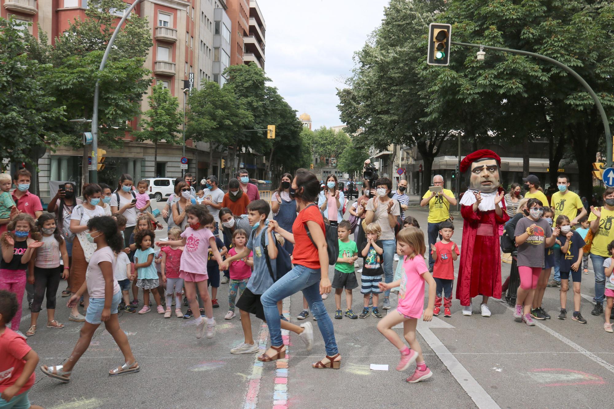 Set escoles de Girona tallen els carrers propers als seus centres