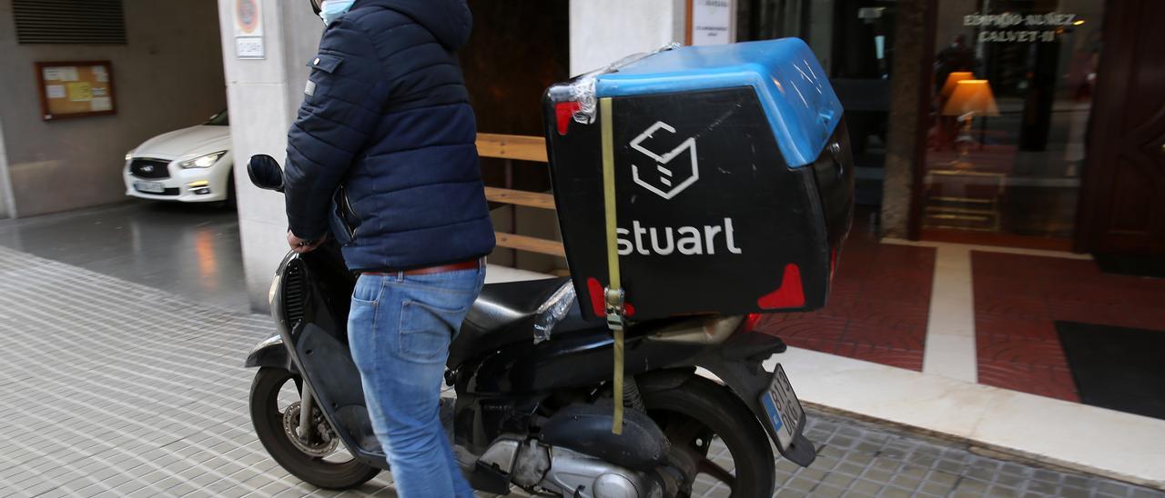 Un repartidor de Stuart, durante un servicio en la ciudad de Barcelona.