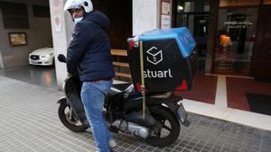 Un repartidor de Stuart, durante un servicio en la ciudad de Barcelona.