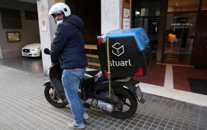 Un repartidor de Stuart, durante un servicio en la ciudad de Barcelona.