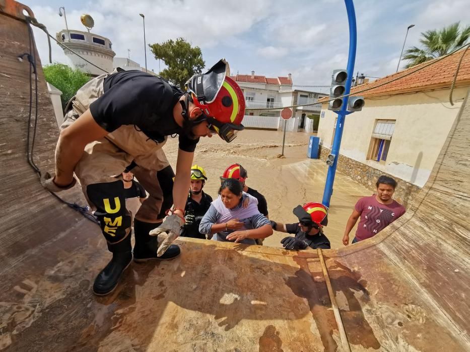 Efectivos de bomberos y de la Unidad Militar de Emergencias rescatan a vecinos en Los Alcázares