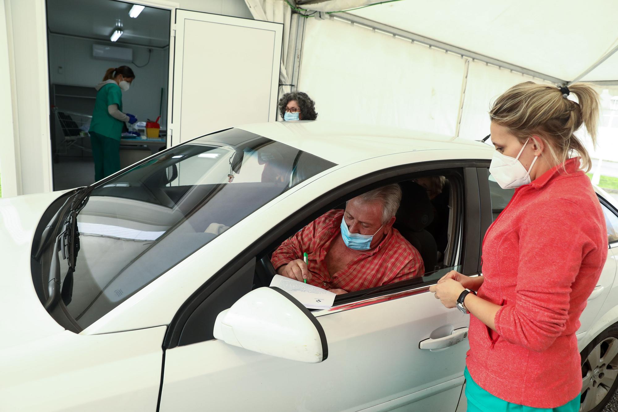 Gijón estrena su punto de vacunación desde el coche en el Palacio de los Deportes