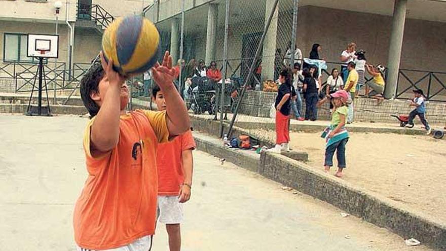 Los padres del colegio de A Escardia se suman a las protestas por la gratuidad de los libros.  // J.L.Oubiña