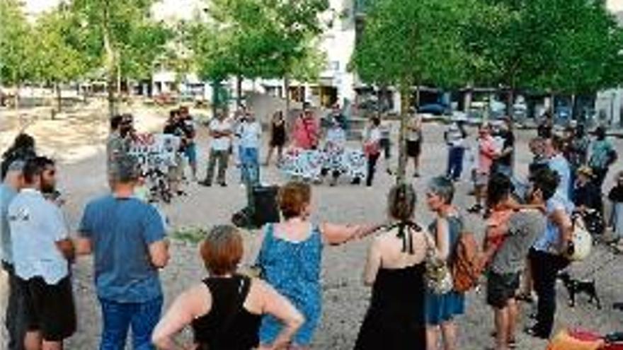 Un centenar de persones protesten contra la Llei Mordassa