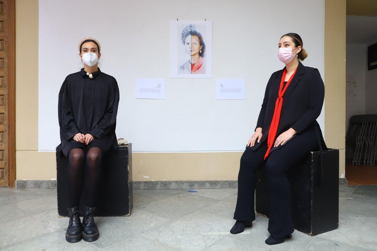 Dos alumnas, durante la representación.