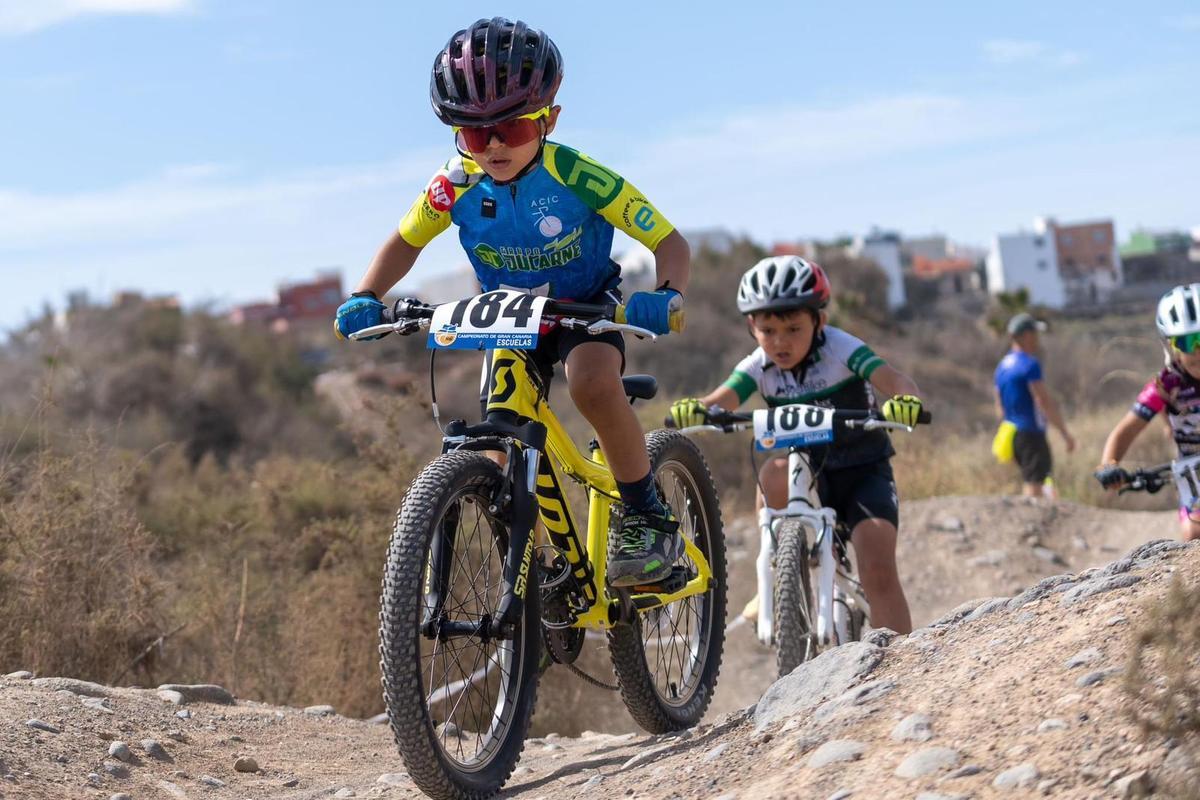 Ciclistas en una pueba del Campeonato de Gran Canaria que organiza la Federación Insular de Ciclismo de Gran Canaria . Federación Insular de Ciclismo de Gran Canaria