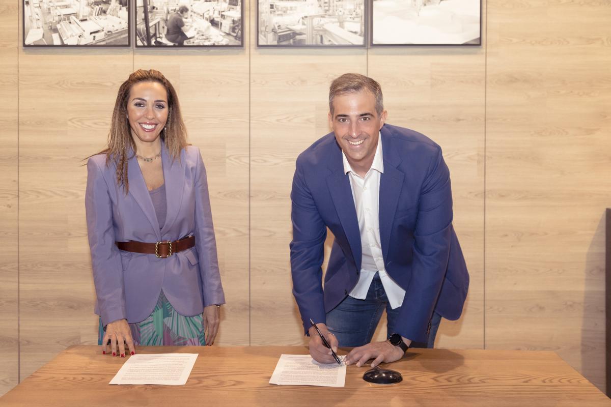 La CEO de Dormitienda, Mónica Duart, y el CEO de Recypur, Vicente Barberá, durante la firma del acuerdo para reciclar el 100% de los colchones.