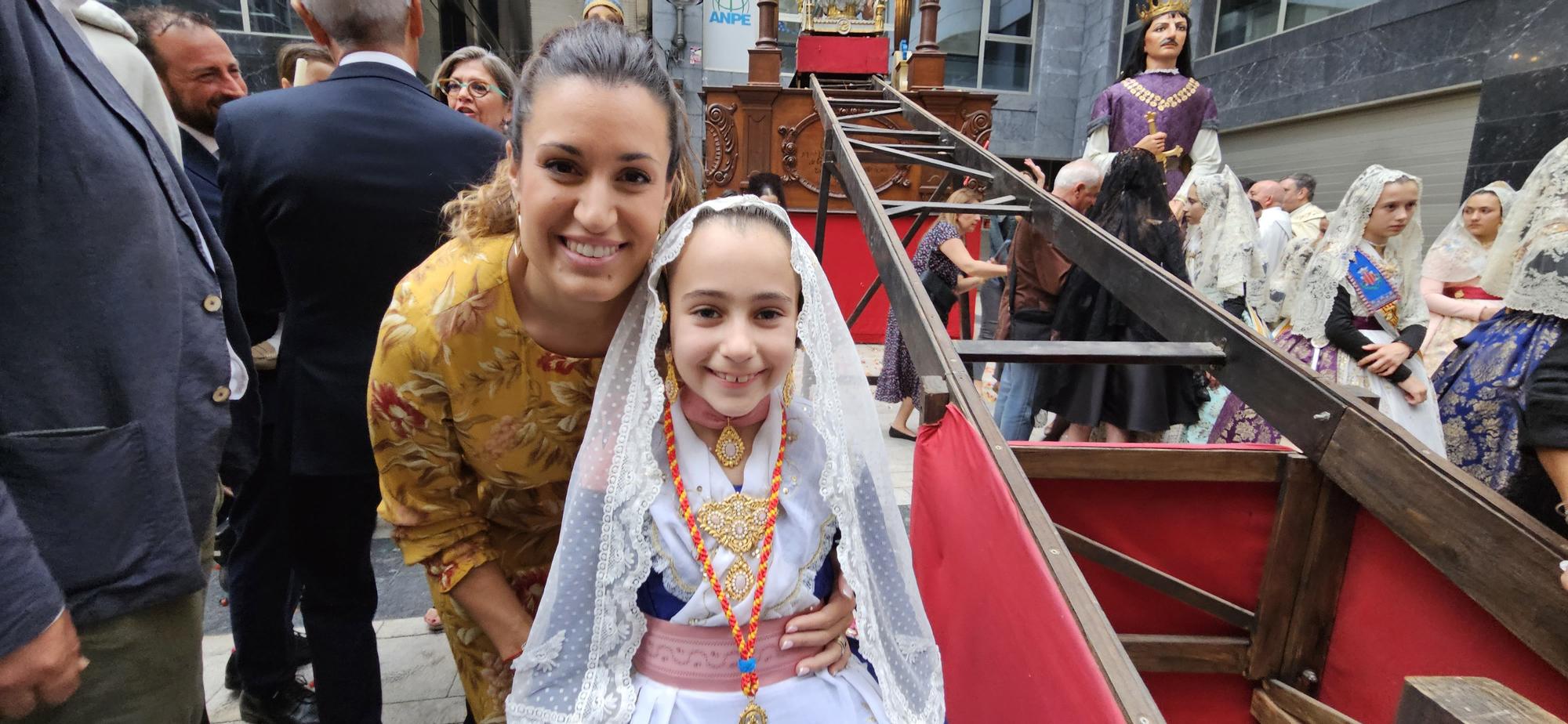 Paula y la corte infantil acompañan al San Vicente Niño