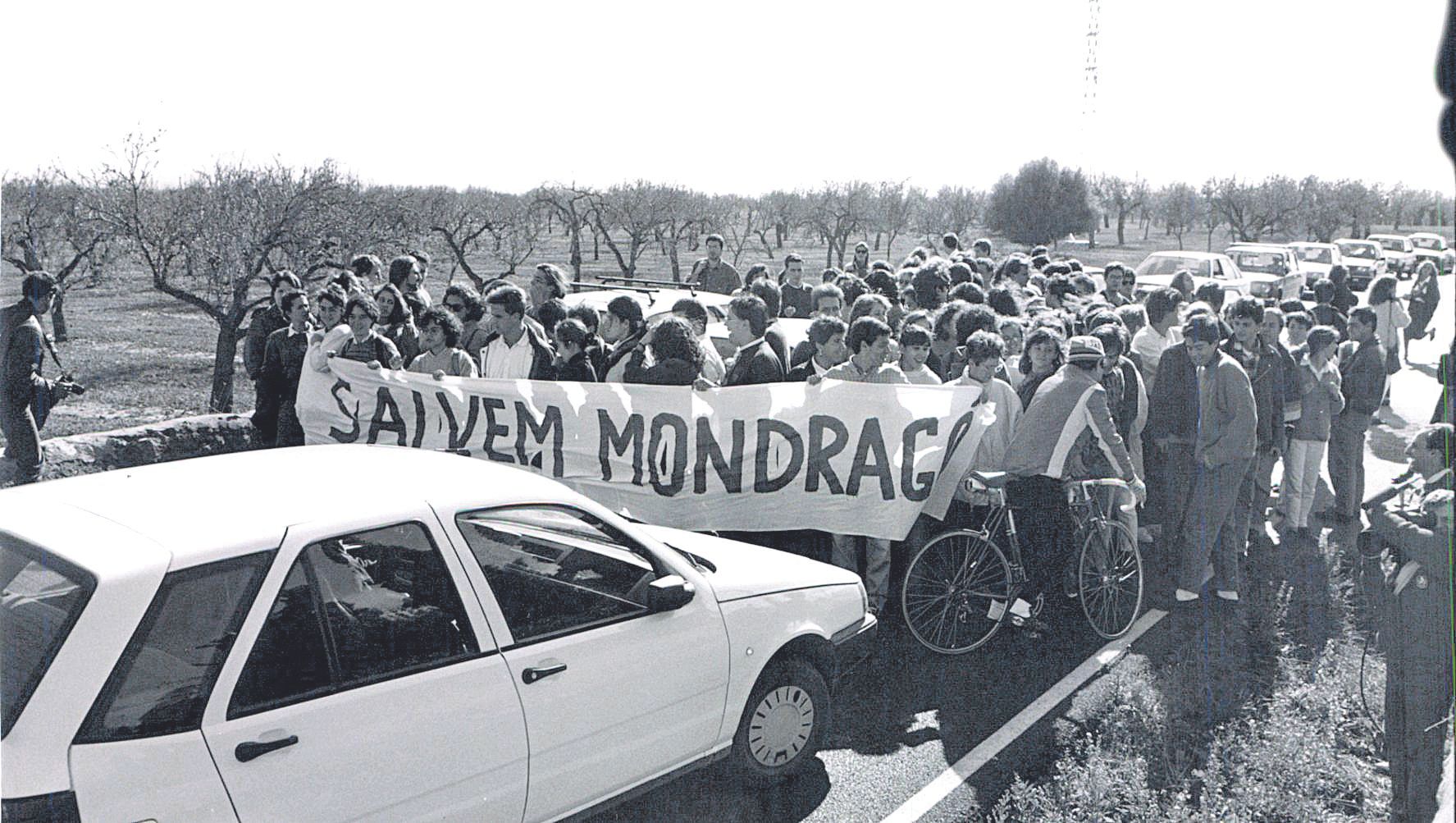 Las protestas a favor de salvar Mondragó cortan la carretera en noviembre de 1989.