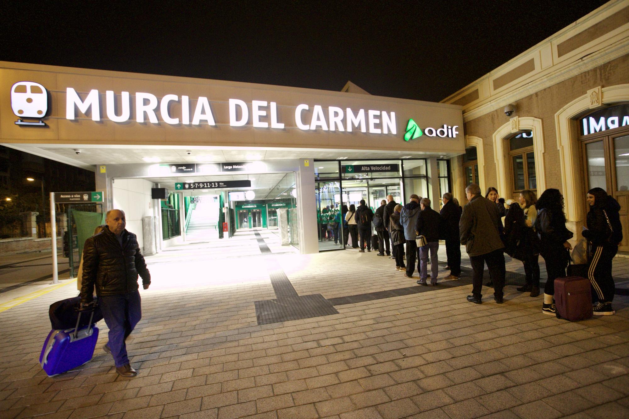 Así ha sido el primer día del AVE Murcia-Madrid y de Cercanías Avant en la estación del Carmen