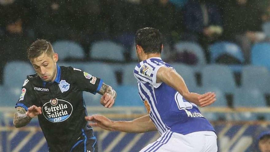 Eneko Bóveda, ante Illarramendi durante el encuentro de anoche en Anoeta.