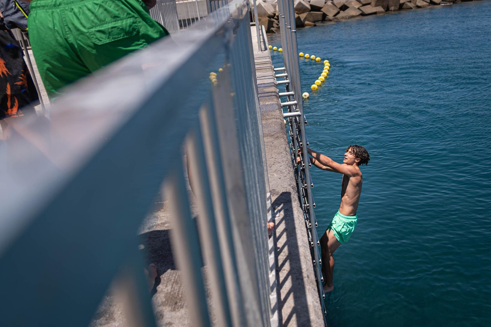Los tinerfeños disfrutan del buen tiempo en la costa de Santa Cruz