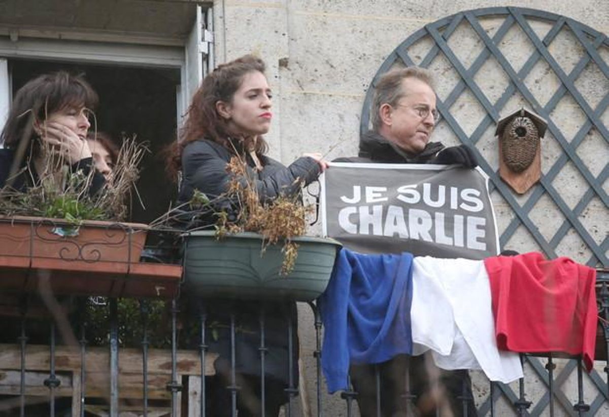 Els parisencs recolzen des dels seus balcons la manifestació contra el terrorisme.