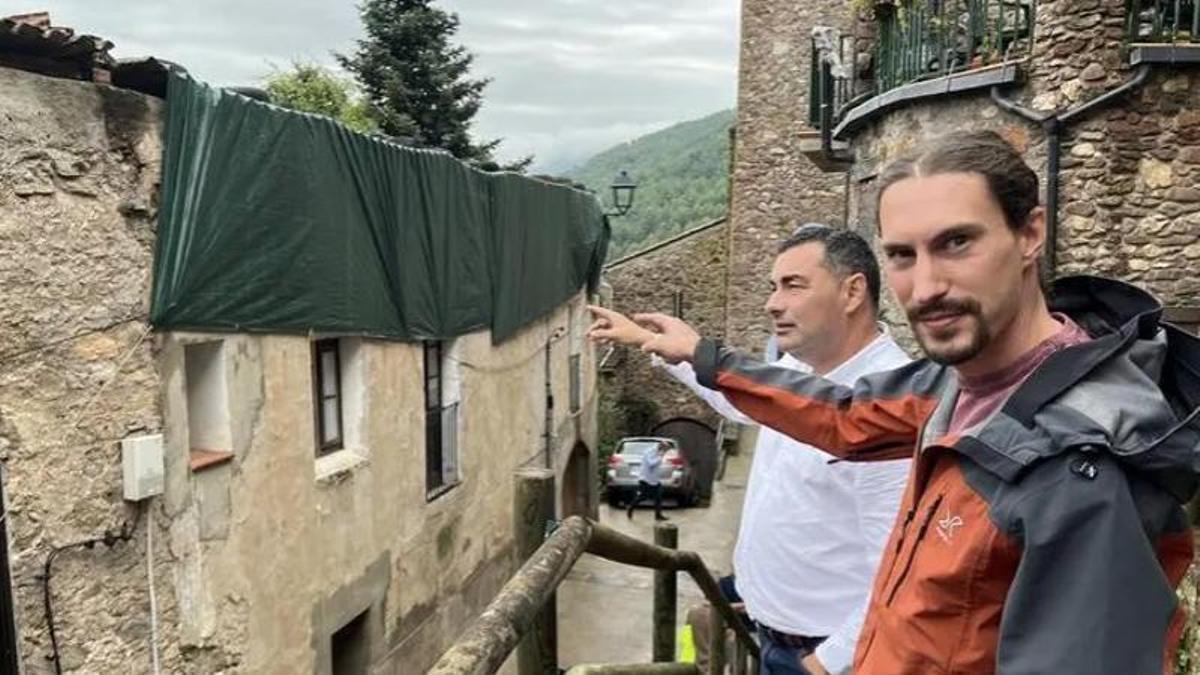 El primer tinent d'alcalde de Valls de Valira mostra els desperfectes de la pedregada