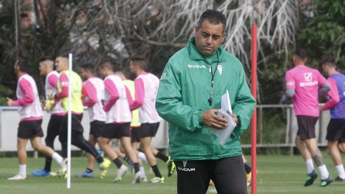 Germán Crespo, entrenador del Córdoba, en la sesión de entrenamiento de hoy en la Ciudad Deportiva.