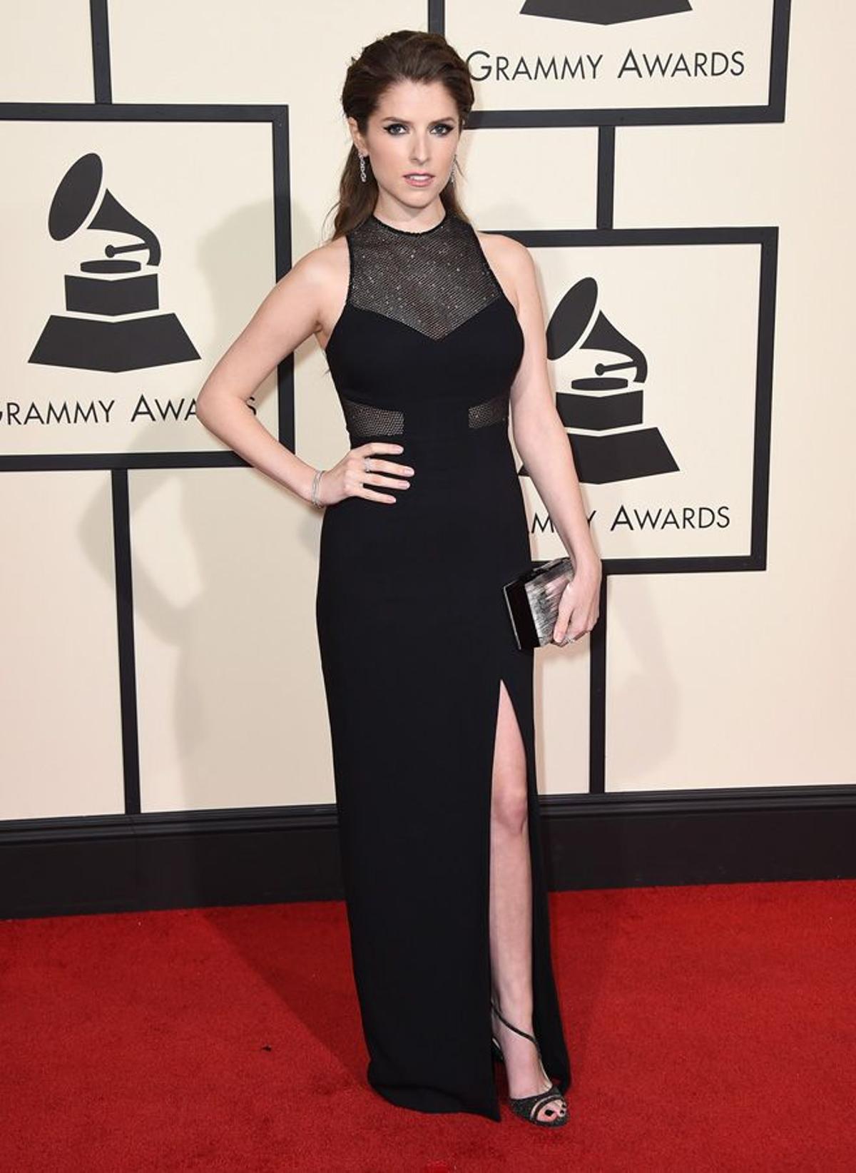 Premios Grammy 2016: Anna Kendrick con vestido de Emanuel Ungaro