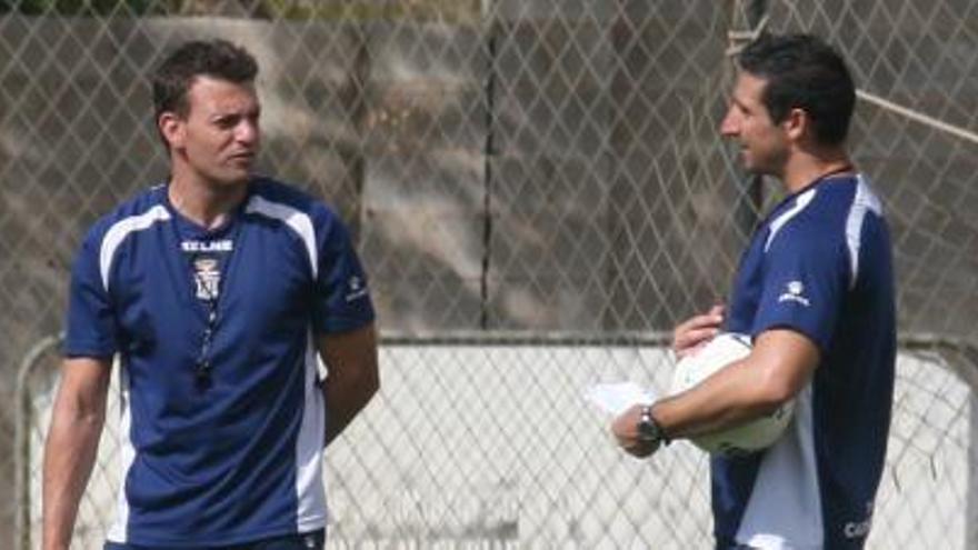 El técnico albinegro, Pato, y su ayudante, José Abel García, durante la sesión matinal celebrada ayer en el Gómez Meseguer.