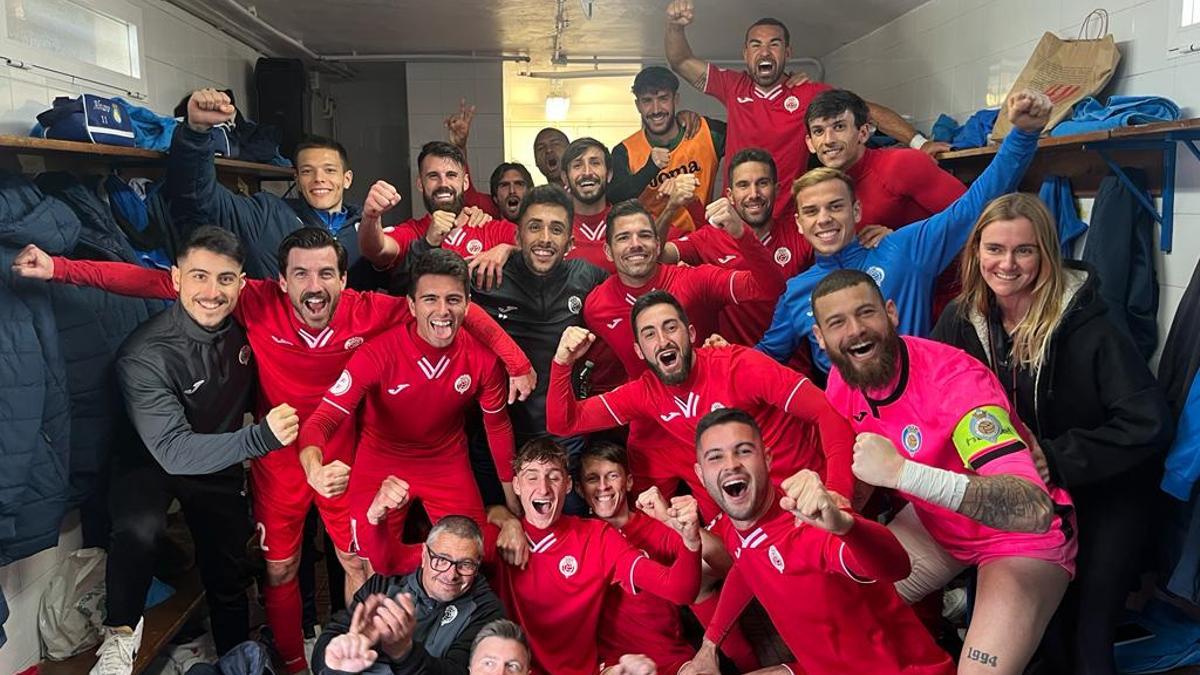 Los jugadores del CF Gandia celebran en el vestuario el triunfo ante el CD Castellón B