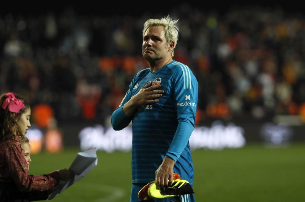 Cañizares llora al despedirse de Mestalla