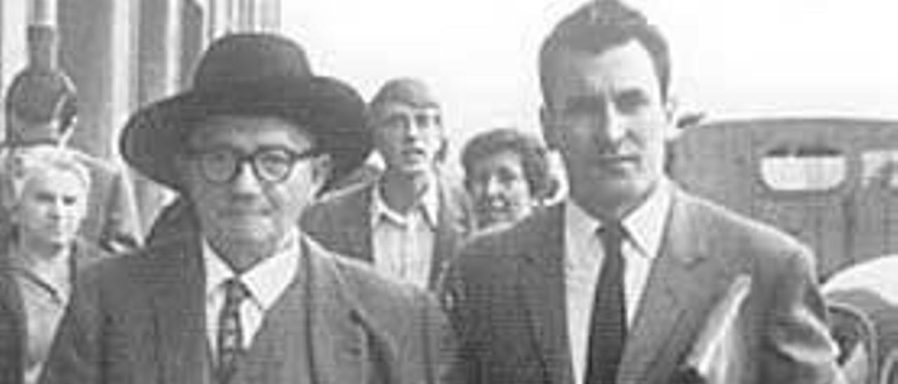 Alfonso Camín, a la izquierda, el día en que regresó a Asturias, el 25 de septiembre de 1967. A su lado, su biógrafo Albino Suárez.