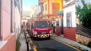 Un incendio en una vivienda en Nervión alerta a los vecinos y moviliza a Bomberos, Policía y sanitarios