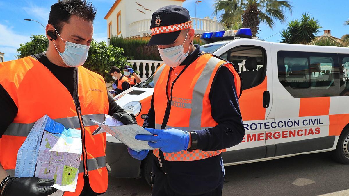 Miembros de Protección Civilde Los Alcázares durante una emergencia.