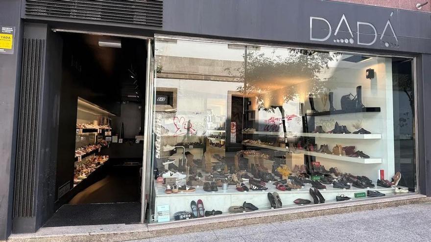 La zapatería viguesa Dadá baja la persiana de su primer local en la perpendicular de Príncipe después de 30 años