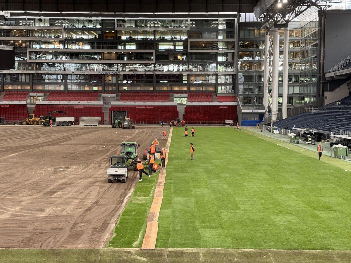 Operaris de Royalverd treballant a un estadi.