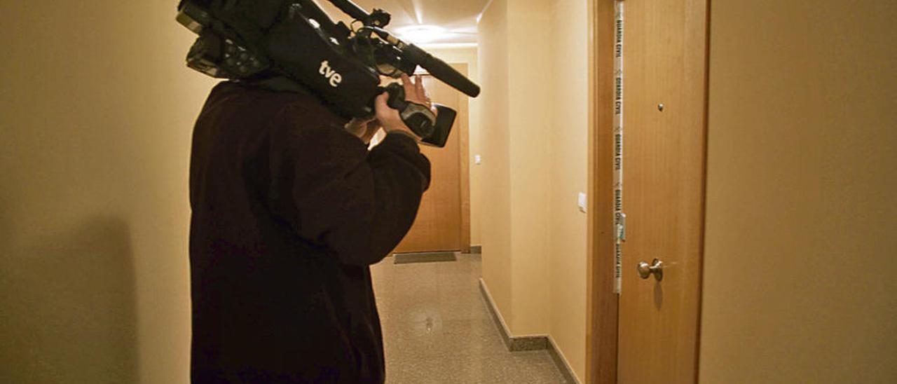 Un cámara de televisión graba la puerta del apartamento en el que mataron a Amets y Sara Bilbao.