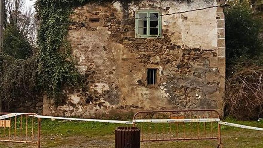 La antigua rectoral de Guísamo, precintada por desprendimientos.