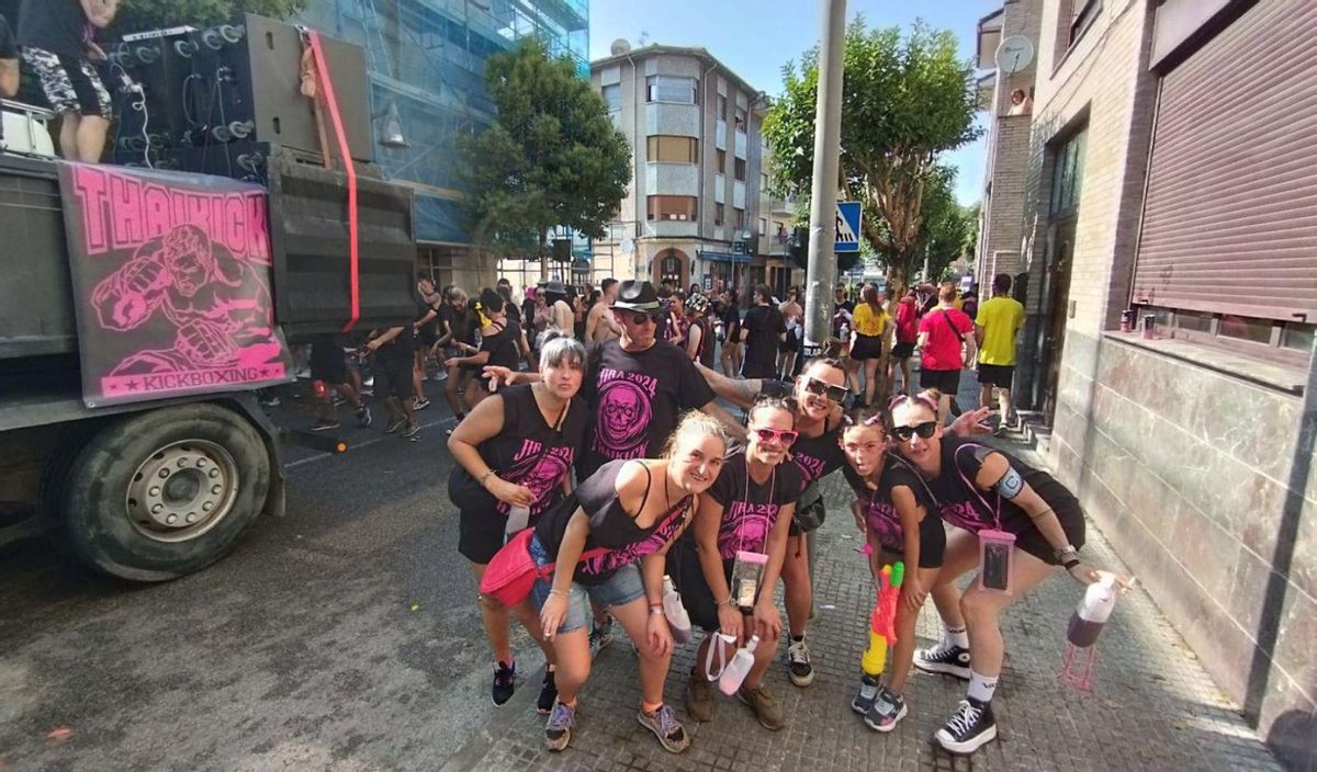 Bibi Valdés, en el centro, con más participantes en la fiesta. | M. Á. G.