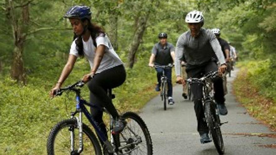 Obama y su familia disfrutan de un paseo en bicicleta