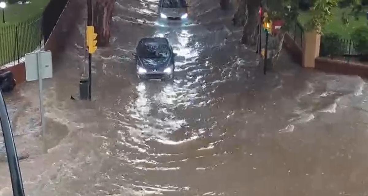 La zona este de Malaga capital anegada al desbordarse los arroyos