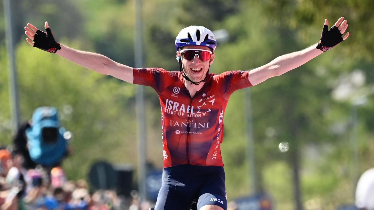 Dan Martin celebra su victoria.